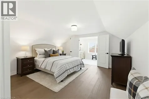 586 Woodland Avenue Burlington ON L7R 2S5