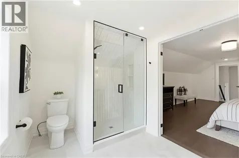 586 Woodland Avenue Burlington ON L7R 2S5
