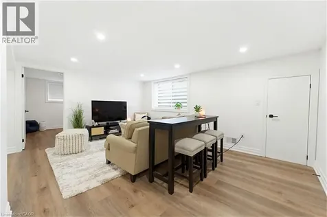 586 Woodland Avenue Burlington ON L7R 2S5