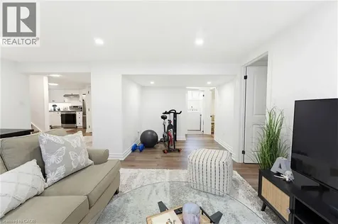 586 Woodland Avenue Burlington ON L7R 2S5