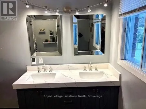 40 Rue Vanier Tiny ON L9M 0J2