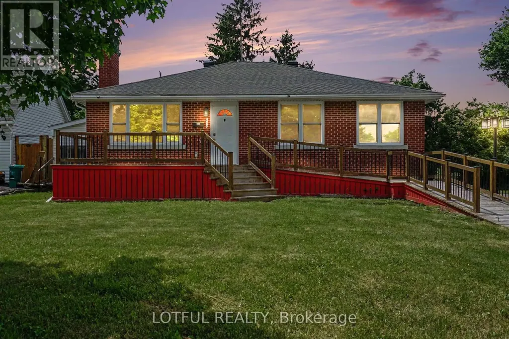 832 Rex Avenue Ottawa ON K2A 2P5