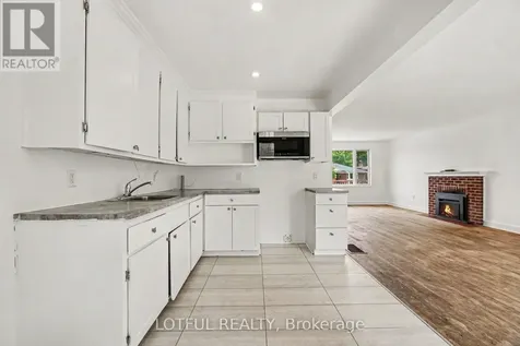 832 Rex Avenue Ottawa ON K2A 2P5