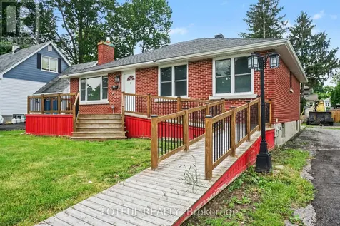 832 Rex Avenue Ottawa ON K2A 2P5