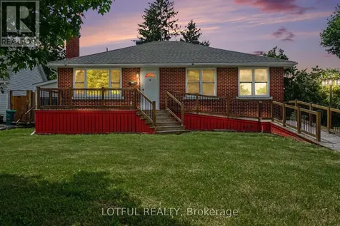 832 Rex Avenue Ottawa ON K2A 2P5