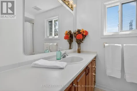 664 Thicket Way Ottawa ON K4A 3B1
