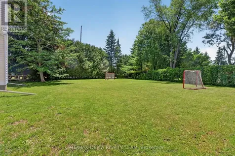 664 Thicket Way Ottawa ON K4A 3B1