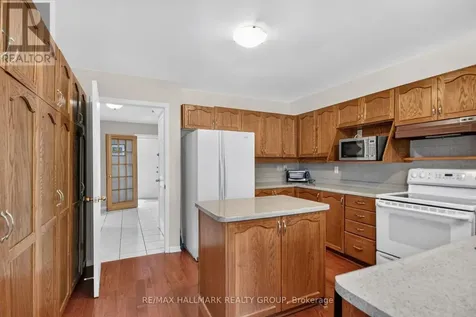 9 Halldorson Crescent Ottawa ON K2K 2C3