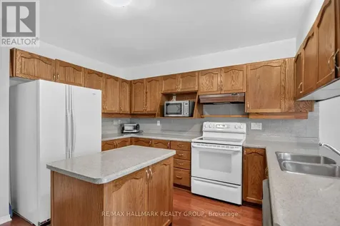 9 Halldorson Crescent Ottawa ON K2K 2C3
