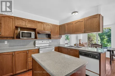 9 Halldorson Crescent Ottawa ON K2K 2C3