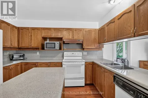9 Halldorson Crescent Ottawa ON K2K 2C3