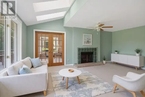 9 Halldorson Crescent Ottawa ON K2K 2C3