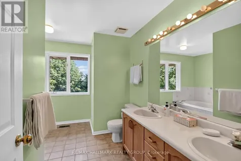 9 Halldorson Crescent Ottawa ON K2K 2C3