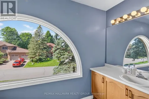 9 Halldorson Crescent Ottawa ON K2K 2C3