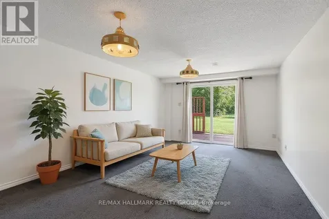 9 Halldorson Crescent Ottawa ON K2K 2C3