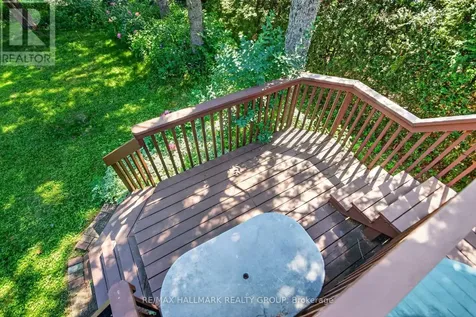 9 Halldorson Crescent Ottawa ON K2K 2C3