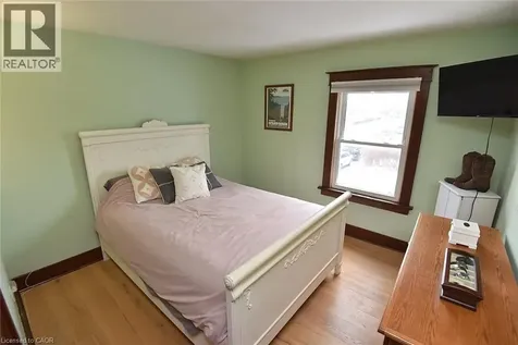 24 Fitzgerald Street St. Catharines ON L2R 4B3