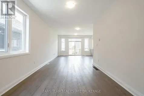 10 Barnyard Trail Barrie ON L9J 0Y1
