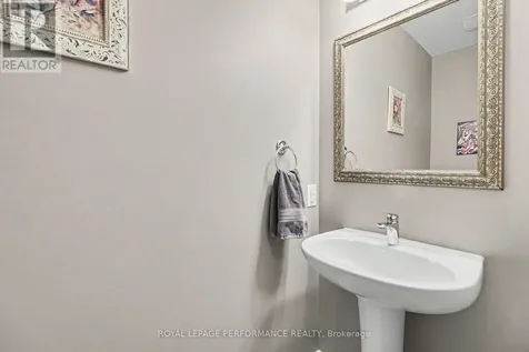 717 Magnolia Street Ottawa ON K4A 0Z2