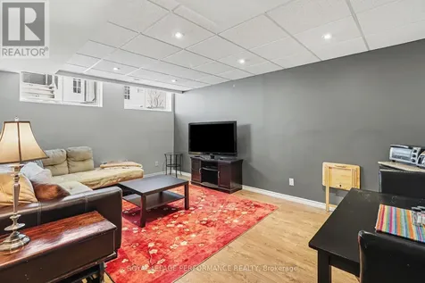 717 Magnolia Street Ottawa ON K4A 0Z2