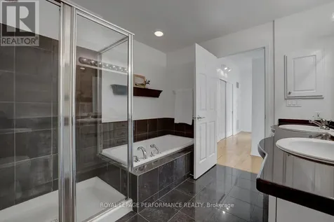 38 Metropole Private Ottawa ON K1Z 1E9