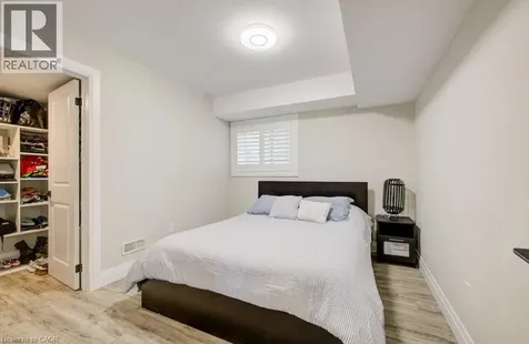 924 Chapel Hill Court Kitchener ON N2R 0P4