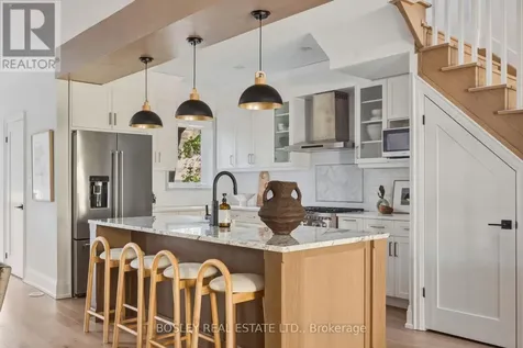 19 Lark Street Toronto (the Beaches) ON M4L 3M5