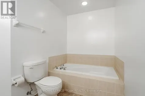 38 Metropole Private Ottawa ON K1Z 1E9