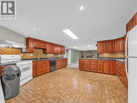 2528 Jos St. Louis Windsor ON N8T 2M5