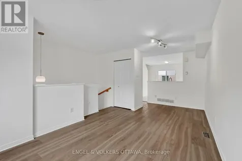 104 Manhattan Crescent Ottawa ON K2C 4B7