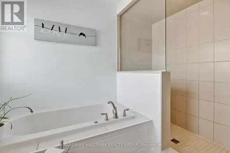 33 Summitview Drive Ottawa ON K2M 2V9
