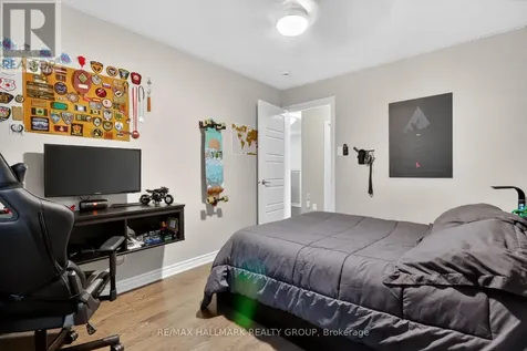 33 Summitview Drive Ottawa ON K2M 2V9