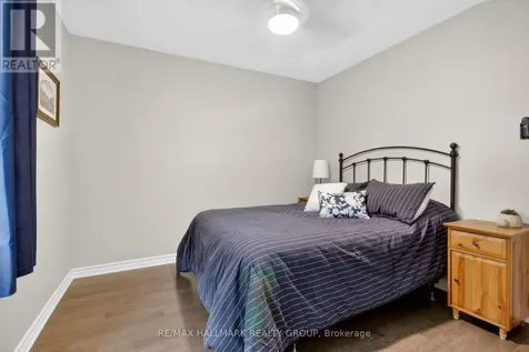 33 Summitview Drive Ottawa ON K2M 2V9