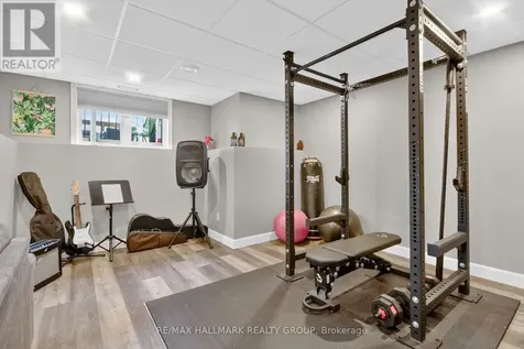 33 Summitview Drive Ottawa ON K2M 2V9