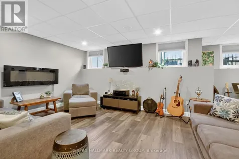 33 Summitview Drive Ottawa ON K2M 2V9