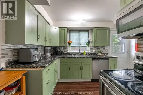 431 Cardiff Place Sarnia ON N7S 4C7