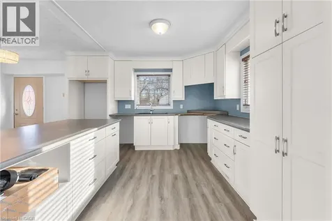 5932 Carlton Avenue Niagara Falls ON L2G 5J5