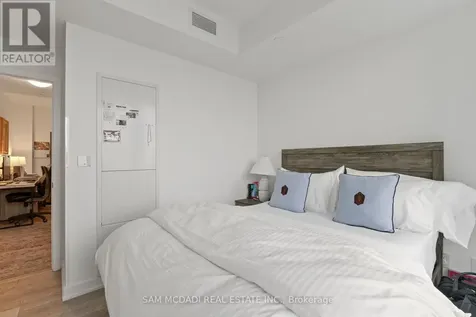 220 Missinnihe Way Mississauga (port Credit) ON L5H 0A9
