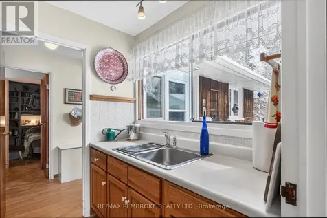 98 Glendale Avenue Deep River ON K0J 1P0