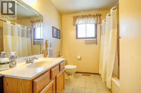 1651 Courtland Windsor ON N8T 3K5