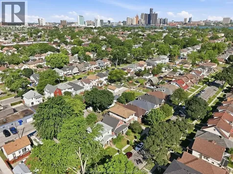 977 Gladstone Windsor ON N9A 2R5