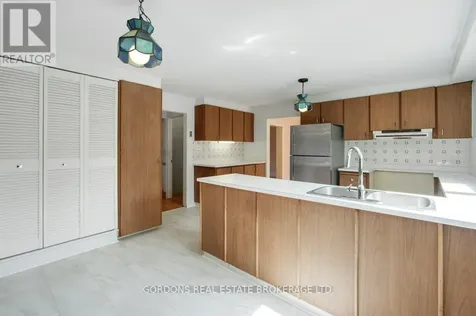 35 Aleutian Road Ottawa ON K2H 7C7