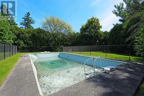 35 Aleutian Road Ottawa ON K2H 7C7
