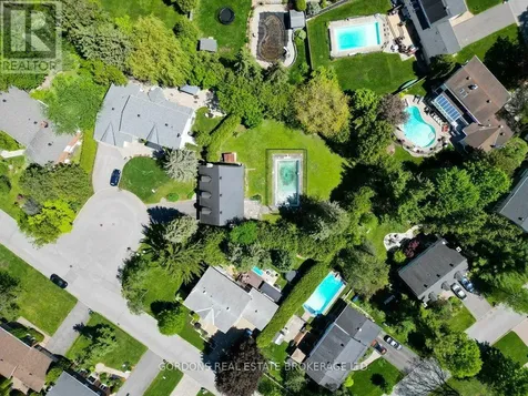 35 Aleutian Road Ottawa ON K2H 7C7