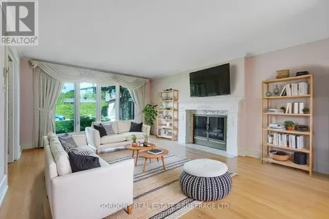 35 Aleutian Road Ottawa ON K2H 7C7