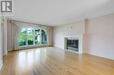 35 Aleutian Road Ottawa ON K2H 7C7