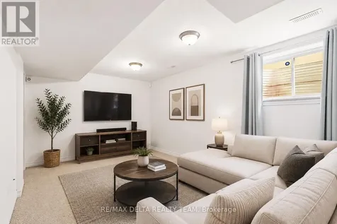 346 Farincourt Crescent Ottawa ON K4A 0M6