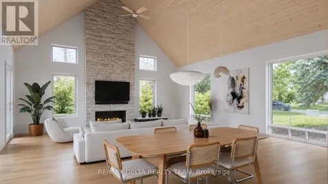 8 Pineglen Crescent Ottawa ON K2E 6X7