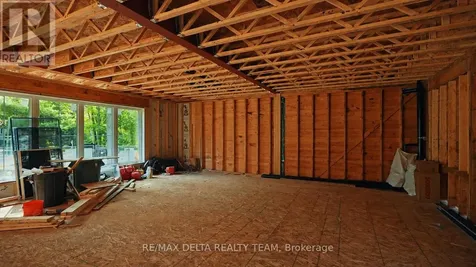 8 Pineglen Crescent Ottawa ON K2E 6X7