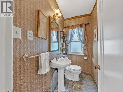 561 Elinor Street Windsor ON N8P 1E3